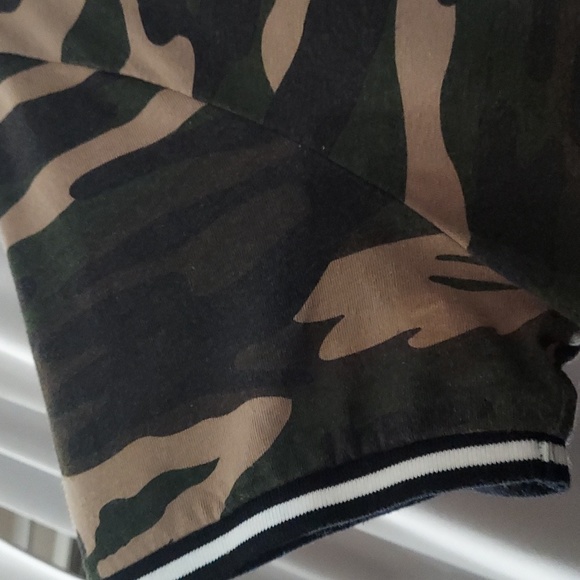 Forever 21 Mens Camo Varsity Ringer Tee Shirt Sz XL - Picture 3 of 10